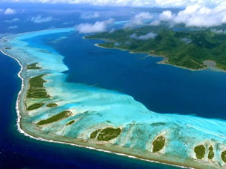 Kayakistes explorant le lagon de Tahaa