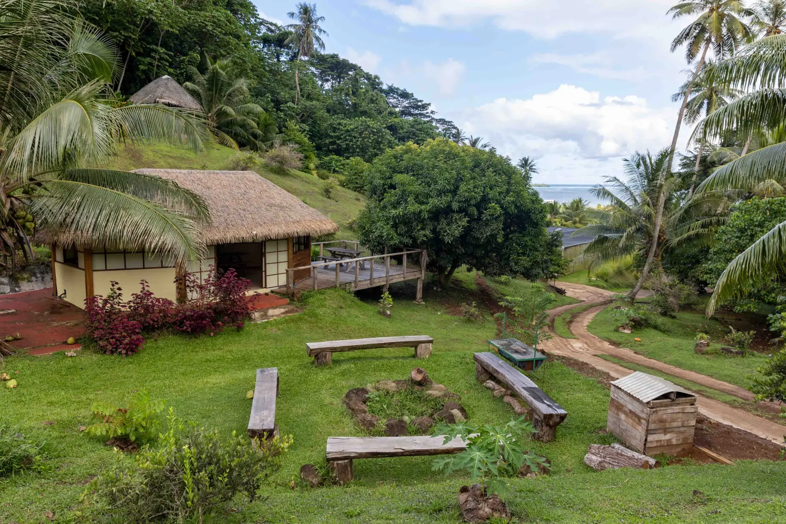 Intérieur chaleureux d'un bungalow à Tahaa Fare Hau Camp